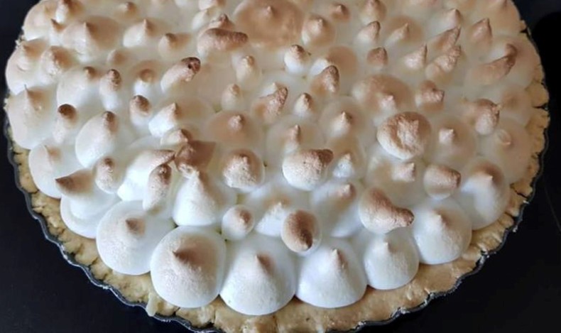 Jordbær- og rabarbrapai med marengslokk Jordbær- og rabarbrapai med marengslokk